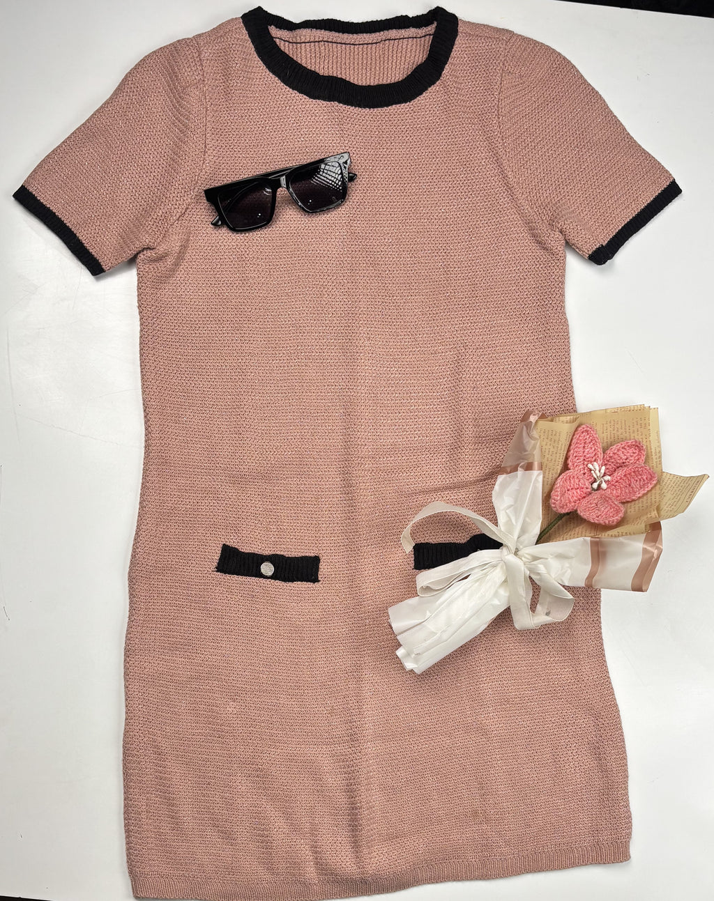 THE RETRO CONTRAST KNIT DRESS